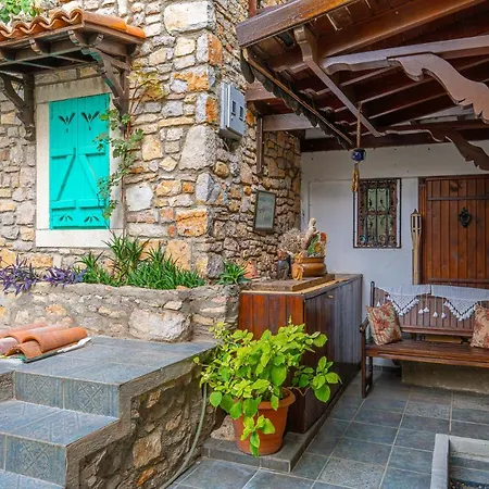 Historical Stone House At Bodrum City Center בית נופש מוגלה